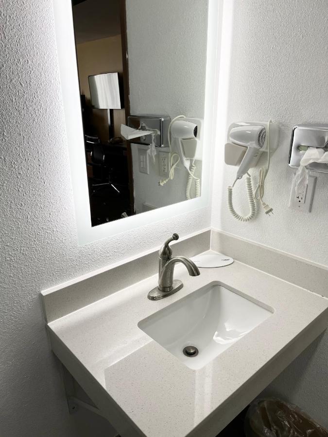 ซูเปอร์ 8 บาย วินด์แฮม พีโอเรีย Motel ภายนอก รูปภาพ