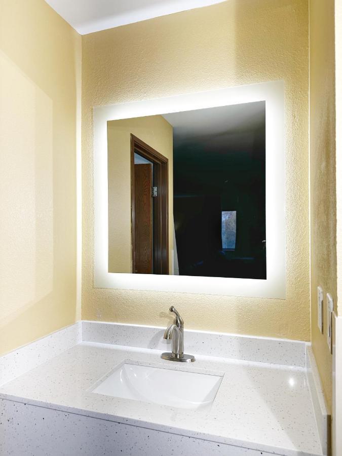 ซูเปอร์ 8 บาย วินด์แฮม พีโอเรีย Motel ภายนอก รูปภาพ