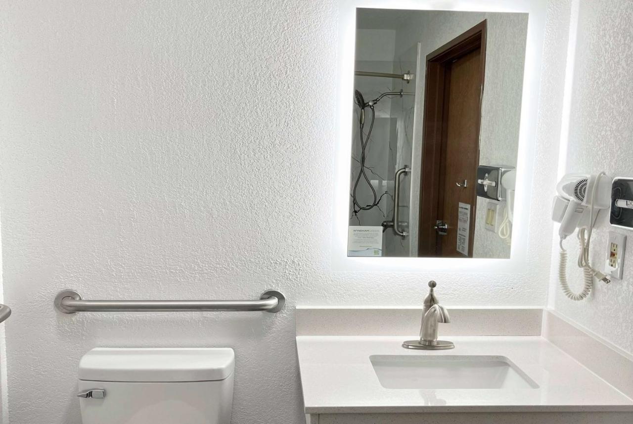 ซูเปอร์ 8 บาย วินด์แฮม พีโอเรีย Motel ภายนอก รูปภาพ